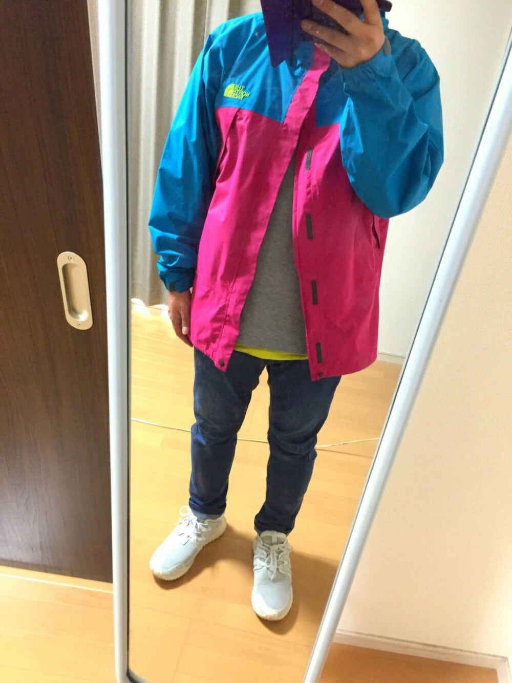 ピンク系のナイロンジャケット、グレー系のTシャツ/カットソー、イエロー系のTシャツ/カットソーを着用したメンズの秋コーディネートの1枚目の写真