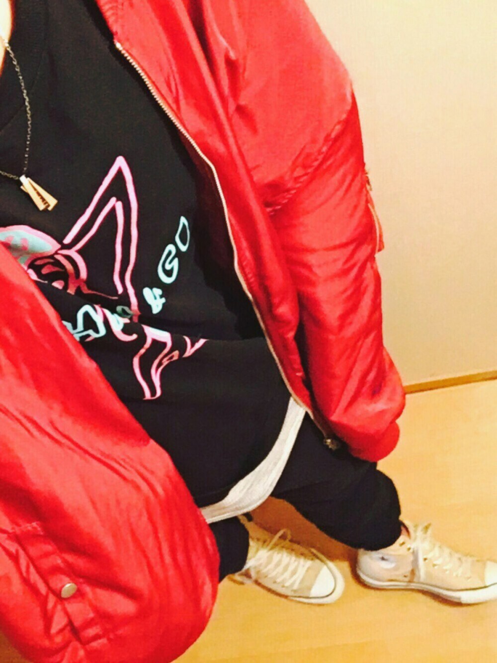 「converse、oversize、MA-1、chari&co、オーバーサイズ、ゆるコーデ、レイヤードスタイル、レイヤード、PUNYUS」｜「PUNYUSのスーパービッグMA-1（MA-1、レッド系）」を使った、haruさん（メンズ・168cm）の秋コーディネートの1枚目の写真