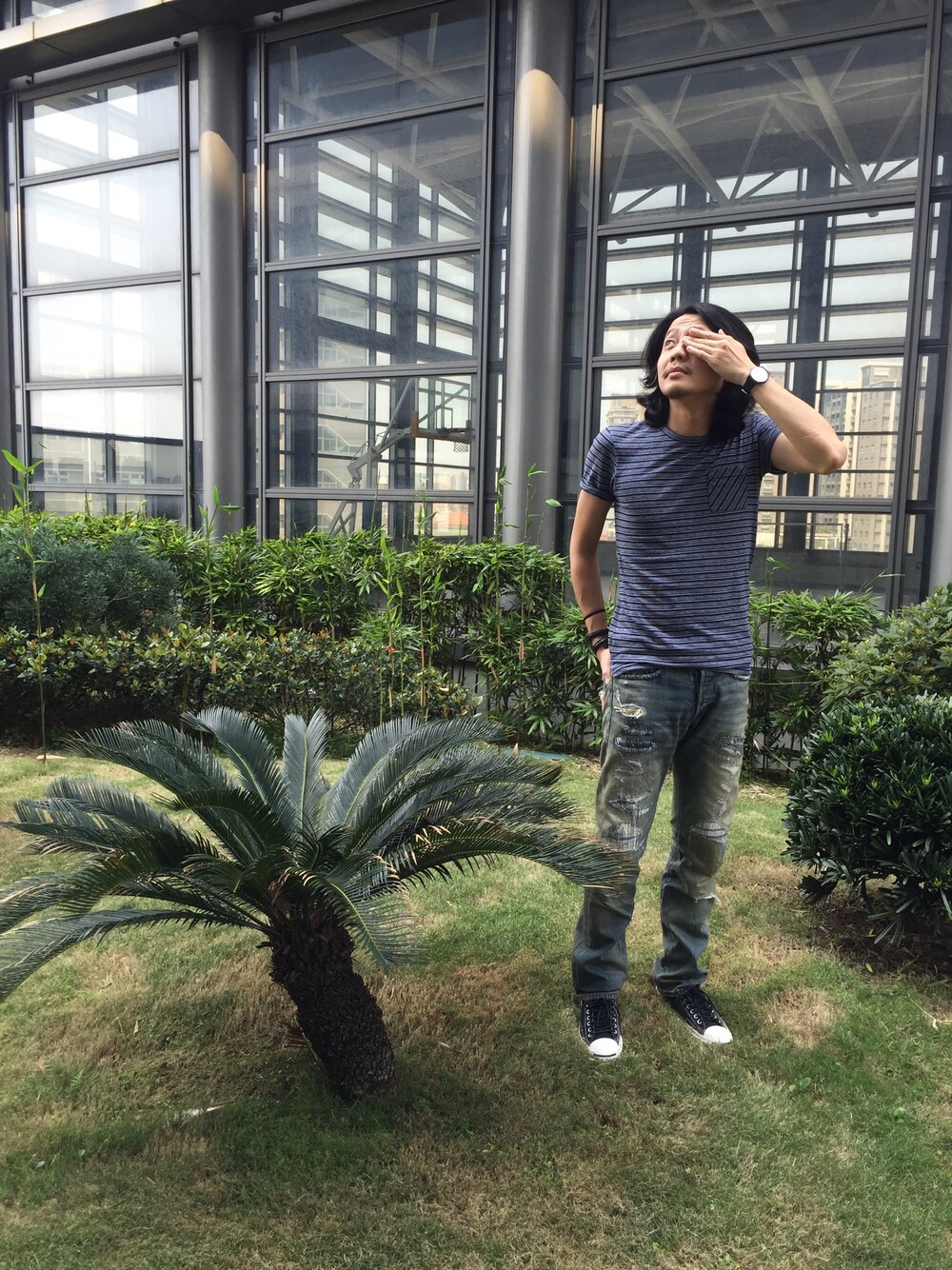 「esprit、converse、DENIM&SUPPLY」｜「ESPRITのアイテム（Tシャツ/カットソー、ブルー系）」を使った、MattChungさん（メンズ・170cm）の春コーディネートの1枚目の写真