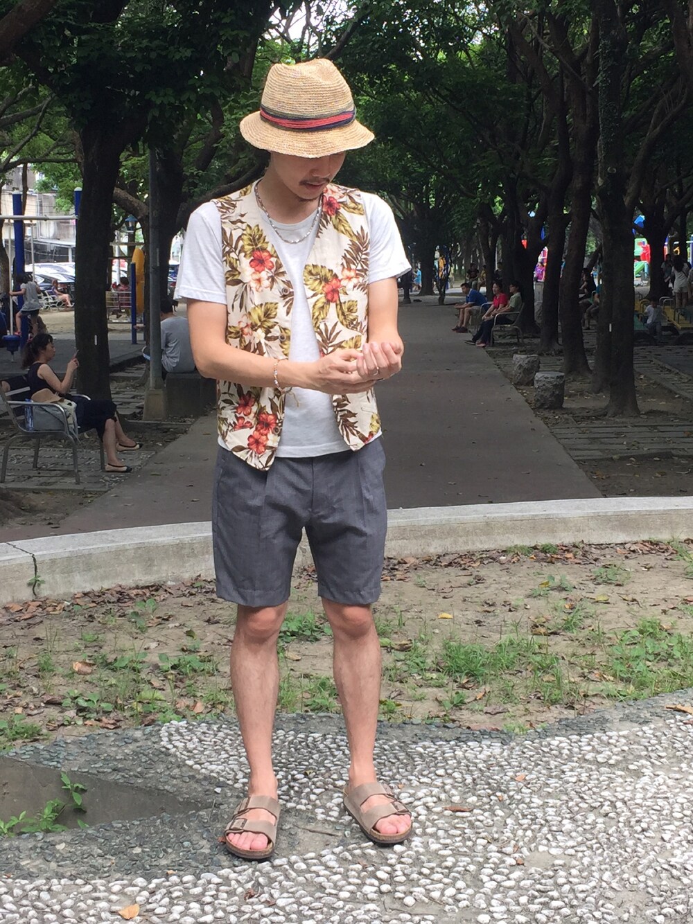 「夏コーデ、BEAMS、INHERIT、syndro、birkenstock」｜「BEAMSのアイテム（ハット、ベージュ系）」を使った、MattChungさん（メンズ・170cm）の春コーディネートの1枚目の写真