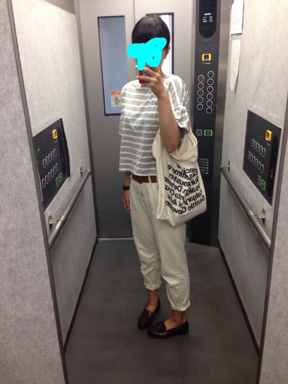 「ホワイトパンツ、ボーダー、モノトーン、American Apparel、Kastane、PAR ICI、ローファー、CASIO」｜「HARUTAのローファー（その他シューズ、ブラウン系）」を使った、い ず みさん（レディース・167cm）の夏コーディネートの1枚目の写真