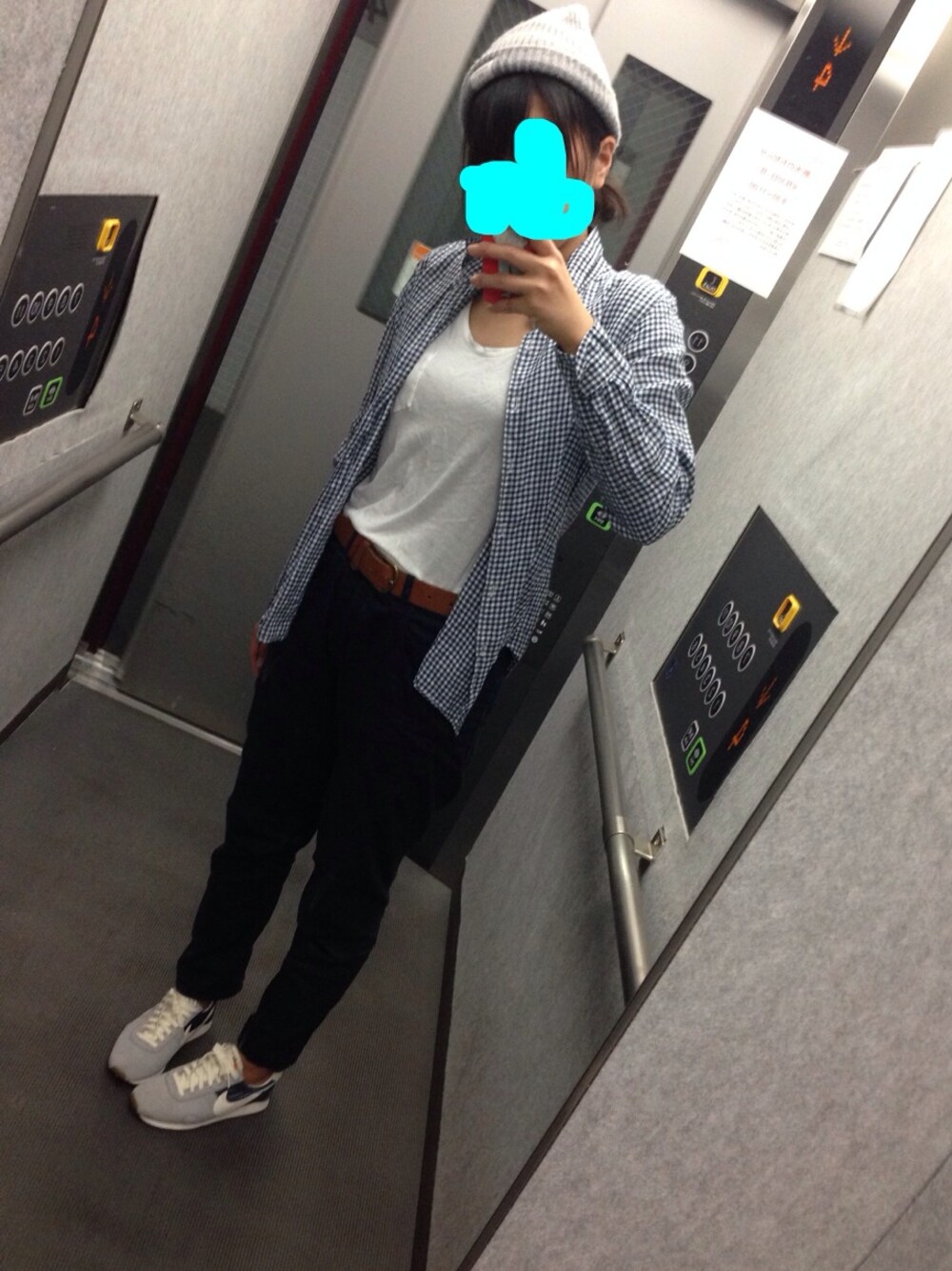 「チェックシャツ、シロシャツ、サルエルパンツ、スニーカー、NIKE、UNIQLO、pou dou dou、ニット帽、おだんごヘアー、ラフ」｜「NIKEのNIKE WMNS PRE MONTREAL RCR VNTG（スニーカー、グレー系）」を使った、い ず みさん（レディース・167cm）の秋コーディネートの1枚目の写真