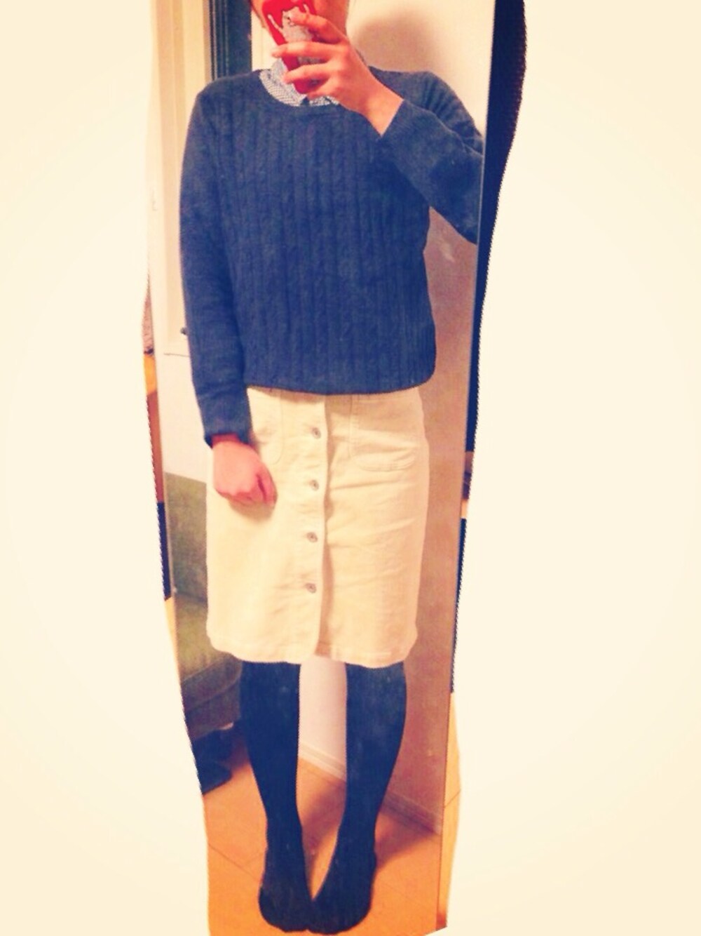 「PAR ICI、SEVENDAYS＝SUNDAY、w closet、チェックシャツ、コーデュロイ、ホワイトスカート」｜「atmos/atmos girlsのDr.Martens 1461 3EYE SHOE [ドクターマーチン 1461 3アイ シューズ]（ブーツ、ブラック系）」を使った、い ず みさん（レディース・167cm）の冬コーディネートの1枚目の写真