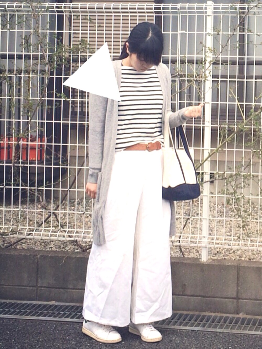 「シンプルコーデ、スニーカーコーデ、春コーデ、ootd、デニムパンツ、ボーダー、無印良品、GU、ワイドパンツ、ロングカーディガン」｜「LEPSIMの12GロングVカーディガン　548742（カーディガン/ボレロ、グレー系）」を使った、い ず みさん（レディース・167cm）の春コーディネートの1枚目の写真