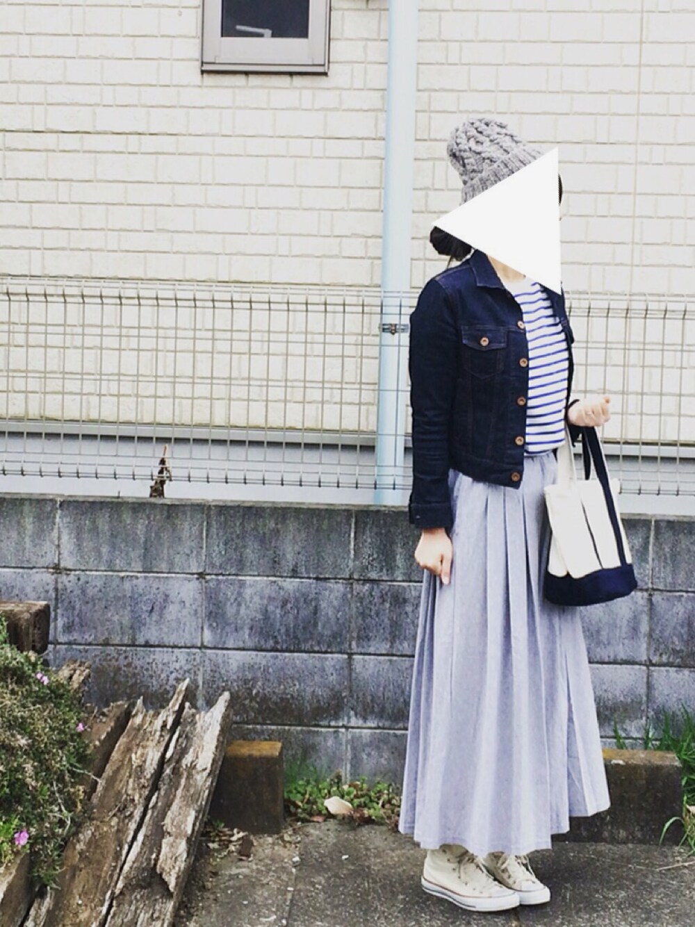 ホワイト系のスニーカー、ブルー系のトートバッグ、ブルー系のTシャツ/カットソーを着用したレディースの春コーディネートの1枚目の写真