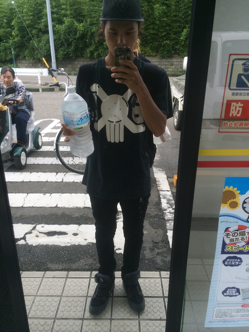 「BOUNTY HUNTERのアイテム（Tシャツ/カットソー、ブラック系）」を使った、鈴木 星南さん（メンズ・166cm）の夏コーディネートの1枚目の写真
