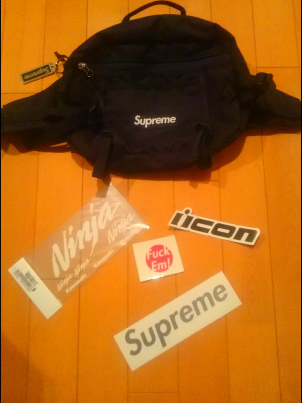 「バッグ、バイク、supreme」｜「kawasakiのZX-10R（おもちゃ、ブラック系）」を使った、micro_a.k.a_Ninja10Rさん（メンズ・161cm）の春コーディネートの1枚目の写真