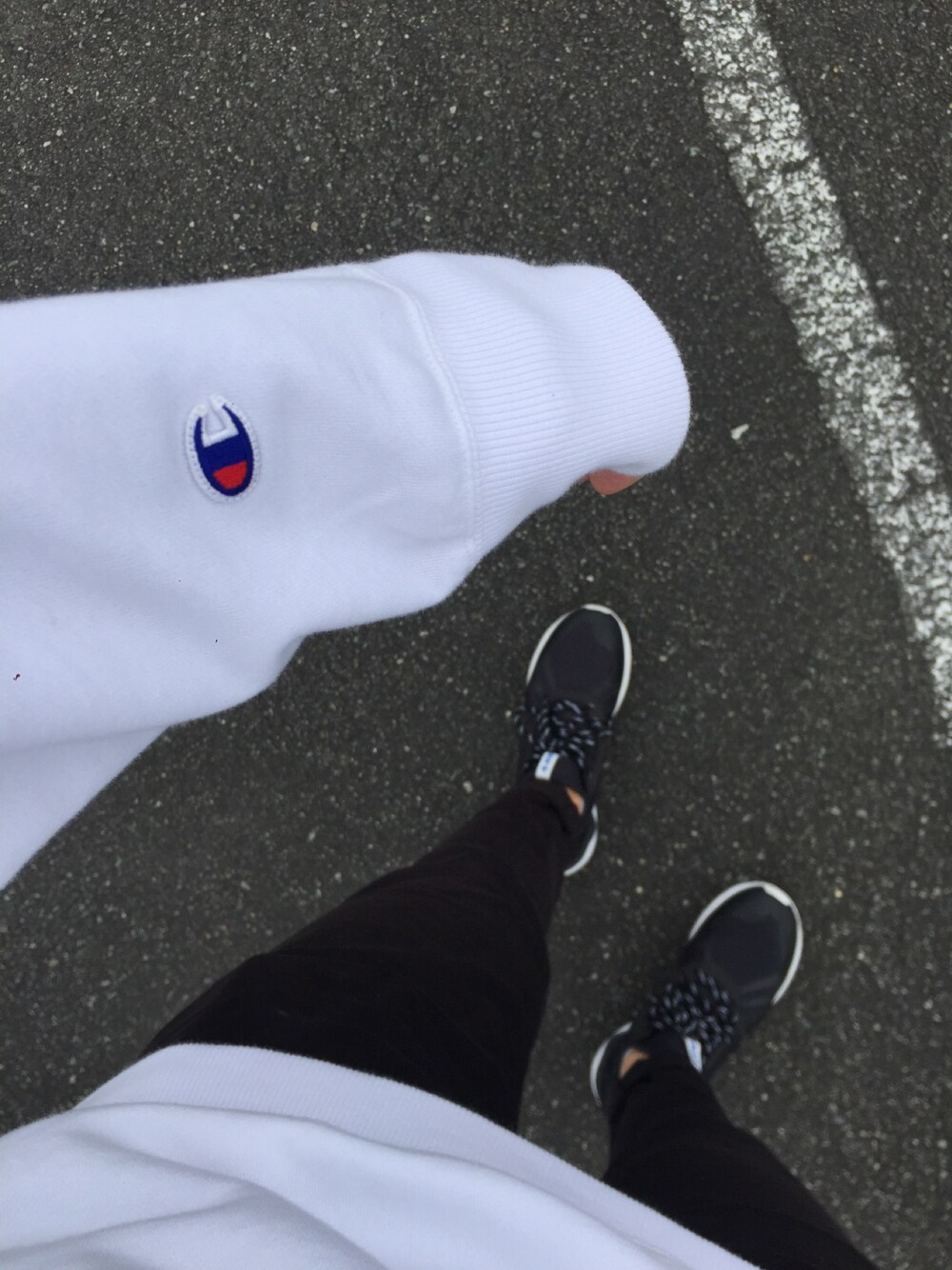 ホワイト系のスウェット、ブラック系のデニムパンツ、ブラック系のスニーカーを着用したメンズの秋コーディネートの1枚目の写真