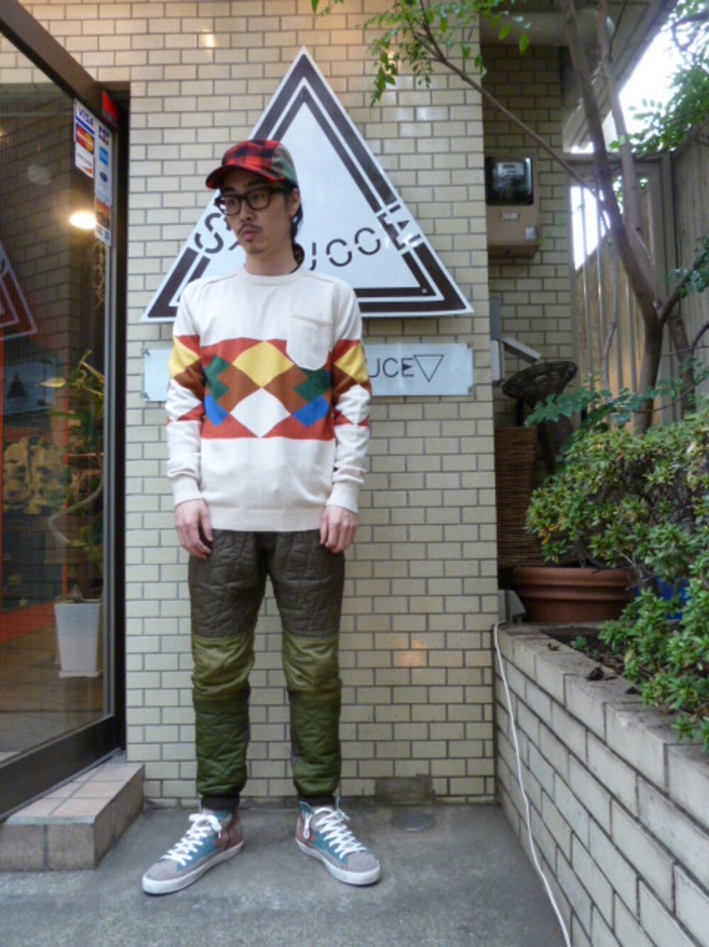 「スニーカー、ニット、柄、ミリタリー、キャップ、キルティング、めがね、白」｜「ink:キルティングリブパンツ"Steve"(Khaki)（その他パンツ、グリーン系）」を使った、triangle8さん（メンズ・170cm）の秋コーディネートの1枚目の写真