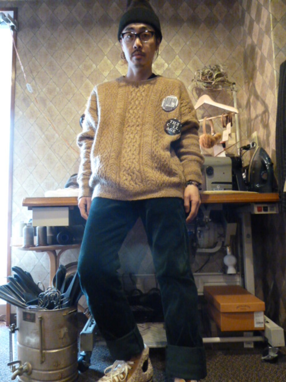 「スニーカー、ニット、ニット帽、めがね」｜「CONVERSEのCONVERSE ALL STAR FLEECE HI（スニーカー、ベージュ系）」を使った、triangle8さん（メンズ・170cm）の冬コーディネートの1枚目の写真