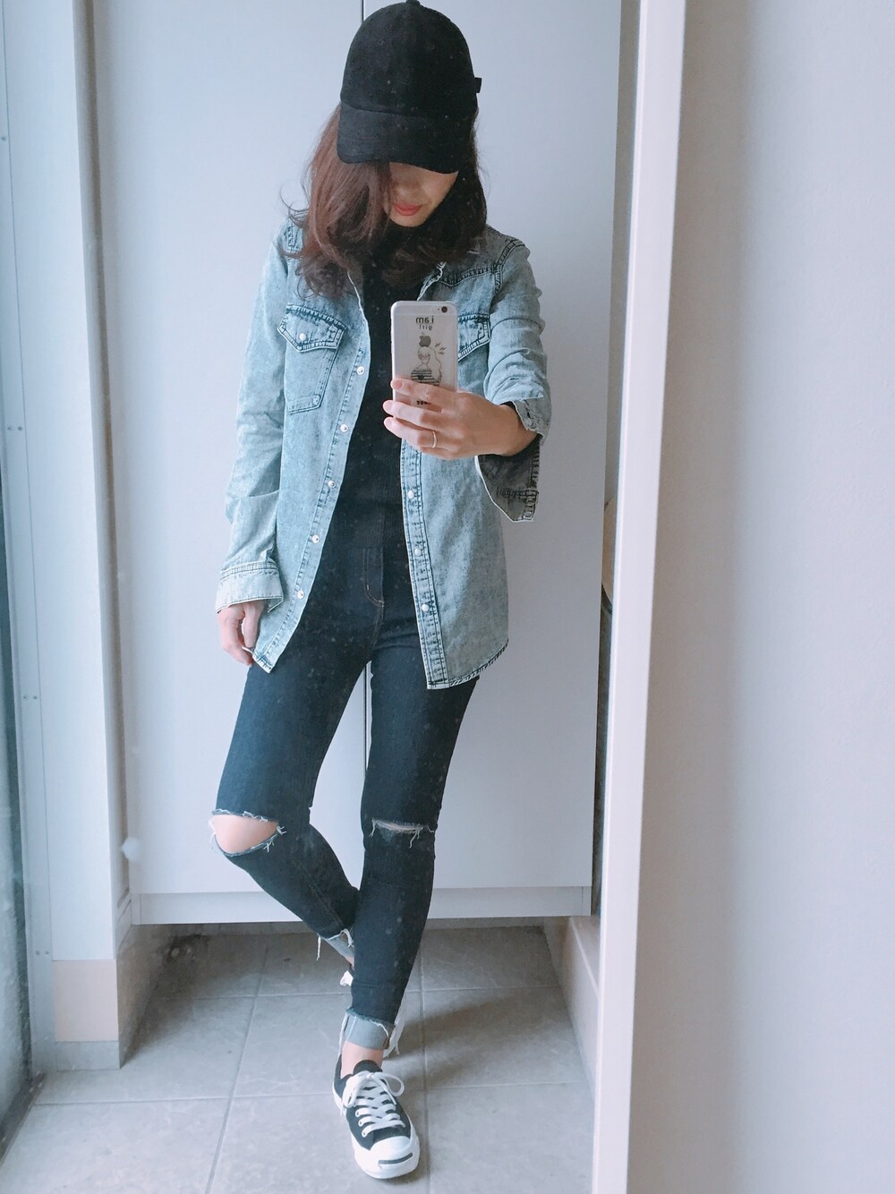 「ootd、denim、休日スタイル、シンプルコーデ、outfit、スキニーデニム、コンバース、ママコーデ、オトナカジュアル、カジュアル」｜「CONVERSEのCO JACK PURCELL（スニーカー、ブラック系）」を使った、34◡̈*さん（レディース・156cm）の秋コーディネートの1枚目の写真