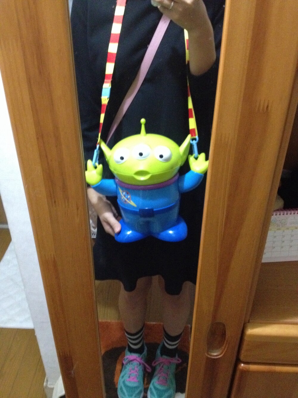 「TDL、真っ黒、ワンピース」｜「Manhattan PortageのCasual Messenger（その他、ブラック系）」を使った、リサさん（レディース・162cm）の秋コーディネートの1枚目の写真