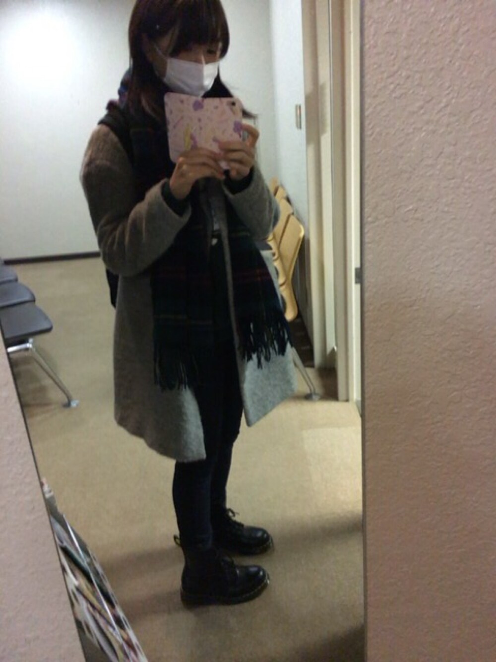 「Dr.Martens、ne-net」｜「？のアイテム（ニットキャップ/ビーニー、ブラウン系）」を使った、リサさん（レディース・162cm）の冬コーディネートの1枚目の写真