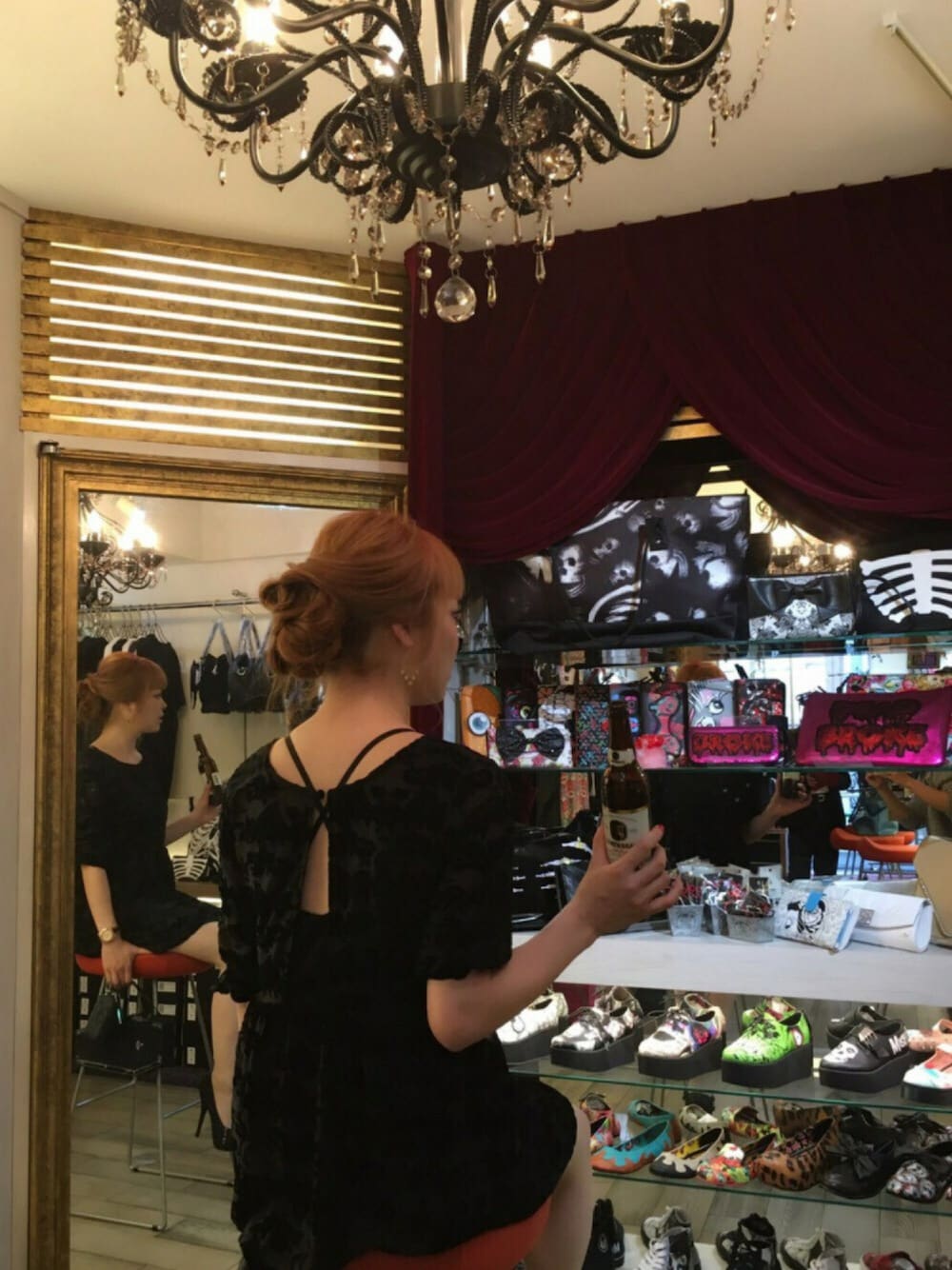 ブラック系のワンピース、ブラック系のショルダーバッグ、ブラック系のパンプスを着用したレディースの春コーディネートの1枚目の写真