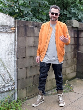 「DRKSHDW by RICK OWENS（ダークシャドウ バイ リックオウエンス）のアイテム（ミリタリージャケット）」を使った、Mason Kraneさん（メンズ・183cm）の秋コーディネート