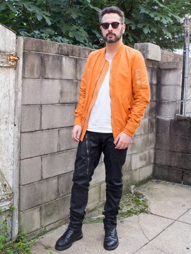 「DRKSHDW by RICK OWENS（ダークシャドウ バイ リックオウエンス）のアイテム（ミリタリージャケット）」を使った、Mason Kraneさん（メンズ・183cm）の秋コーディネート