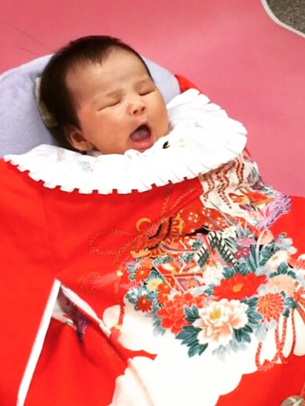 レッド系のその他ベビー用品を着用したレディースの秋コーディネートの1枚目の写真