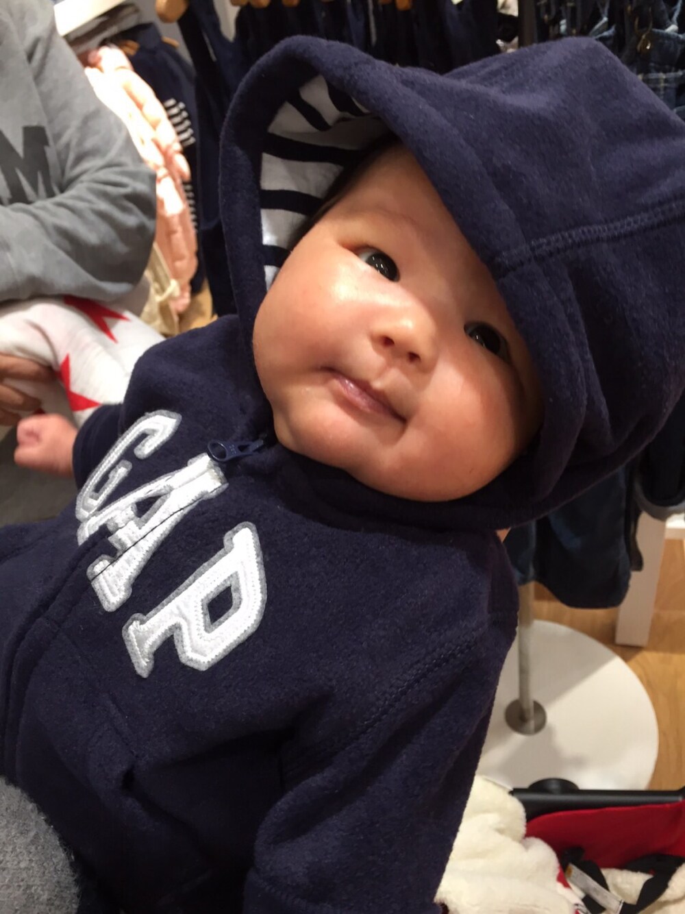 ブルー系のその他ベビー用品を着用したレディースの秋コーディネートの1枚目の写真