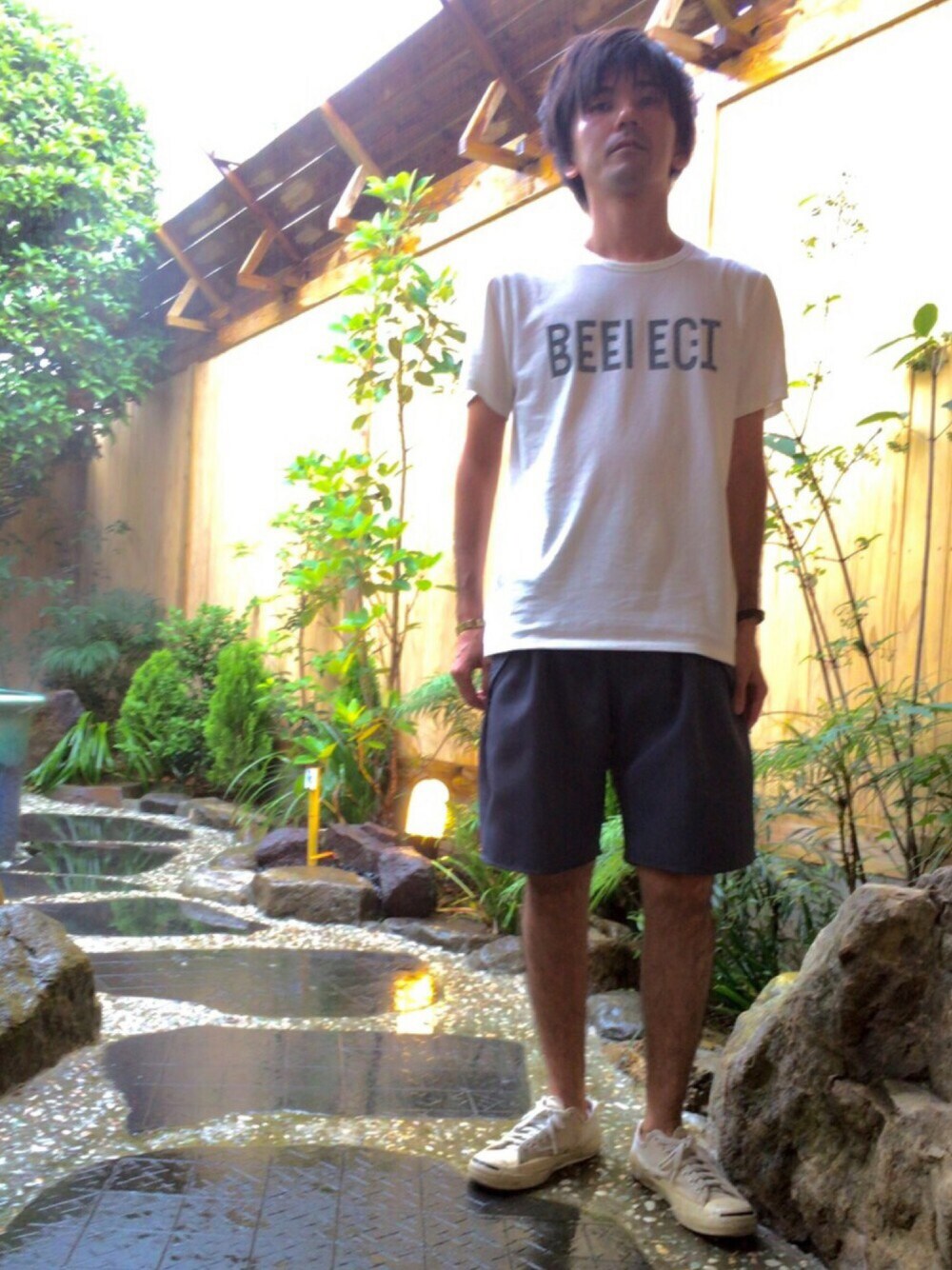 ホワイト系のTシャツ/カットソー、グレー系のその他パンツ、ホワイト系のスニーカーを着用したメンズの夏コーディネートの1枚目の写真