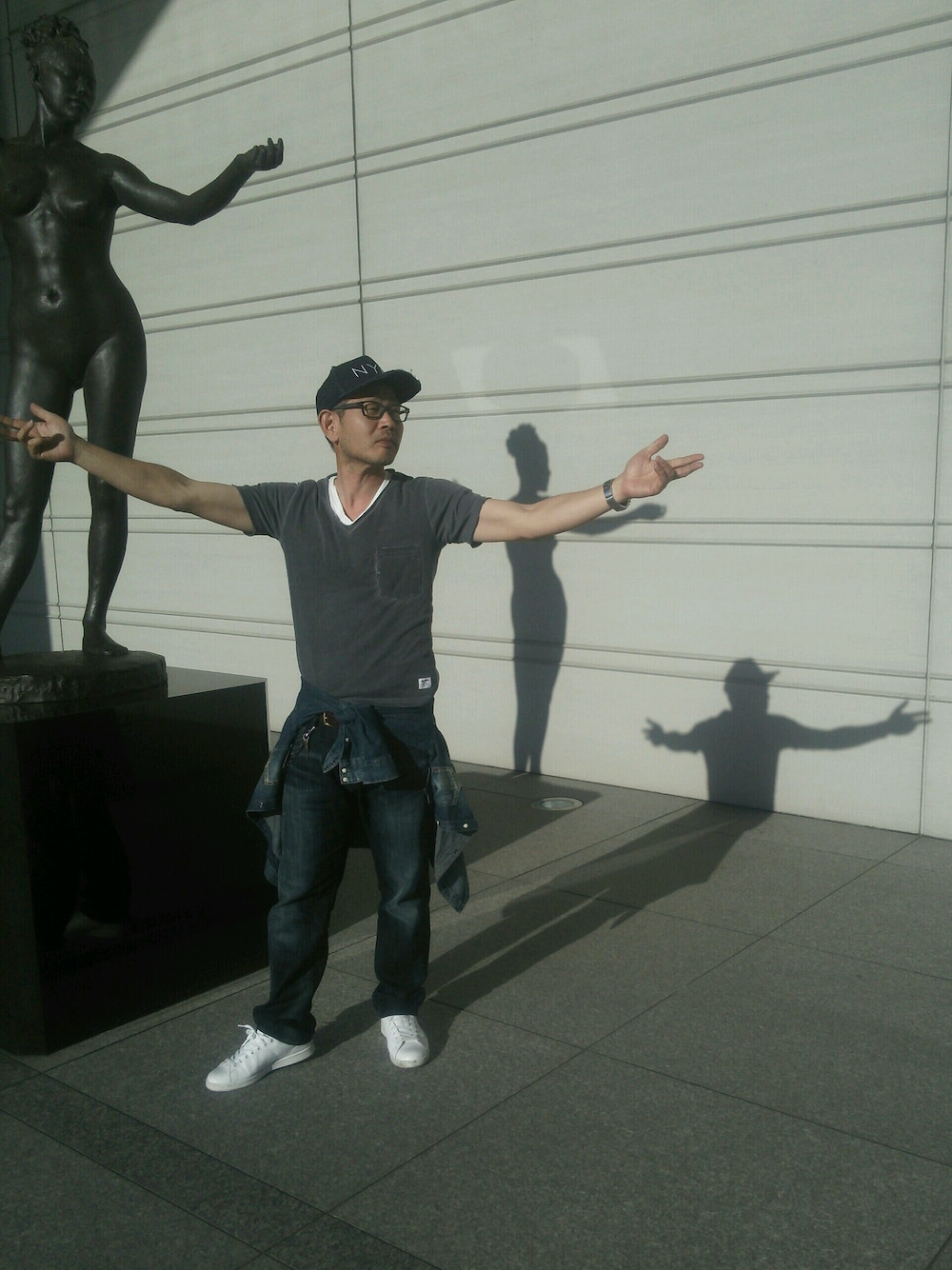 「山下清、グレーTシャツ、グレー」｜「NEW ERAのNEWERA D-FRAME CAP NYC DUCK CANVAS NAVY（キャップ、ブルー系）」を使った、MASACさん（メンズ・175cm）の春コーディネートの1枚目の写真