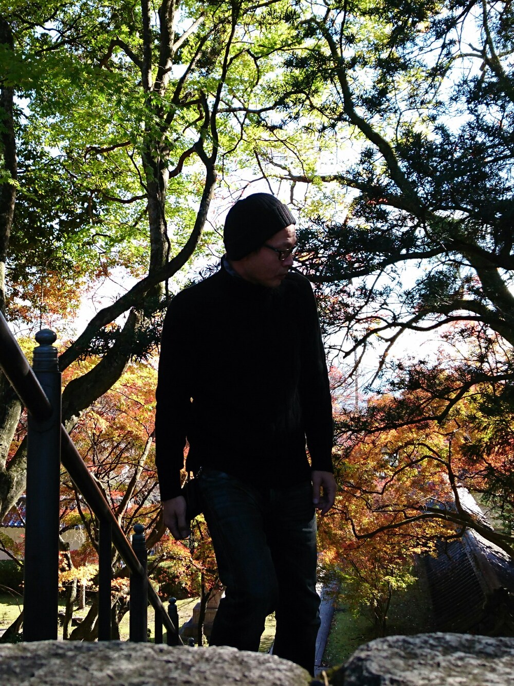 「黒のニット、黒ワントーン、ワントーンコーデ」｜「PLSTのアイテム（トップス、ブラック系）」を使った、MASACさん（メンズ・175cm）の秋コーディネートの1枚目の写真