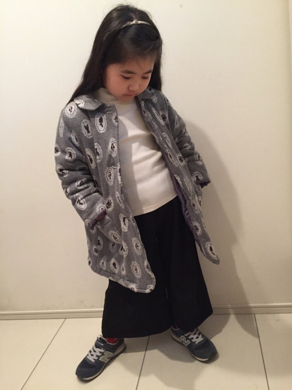 「ガウチョパンツ、カチューシャ、キッズコーデ、ニューバランス」｜「combiminiのアイテム（その他アウター、グレー系）」を使った、erinさん（キッズ・110cm）の冬コーディネートの1枚目の写真