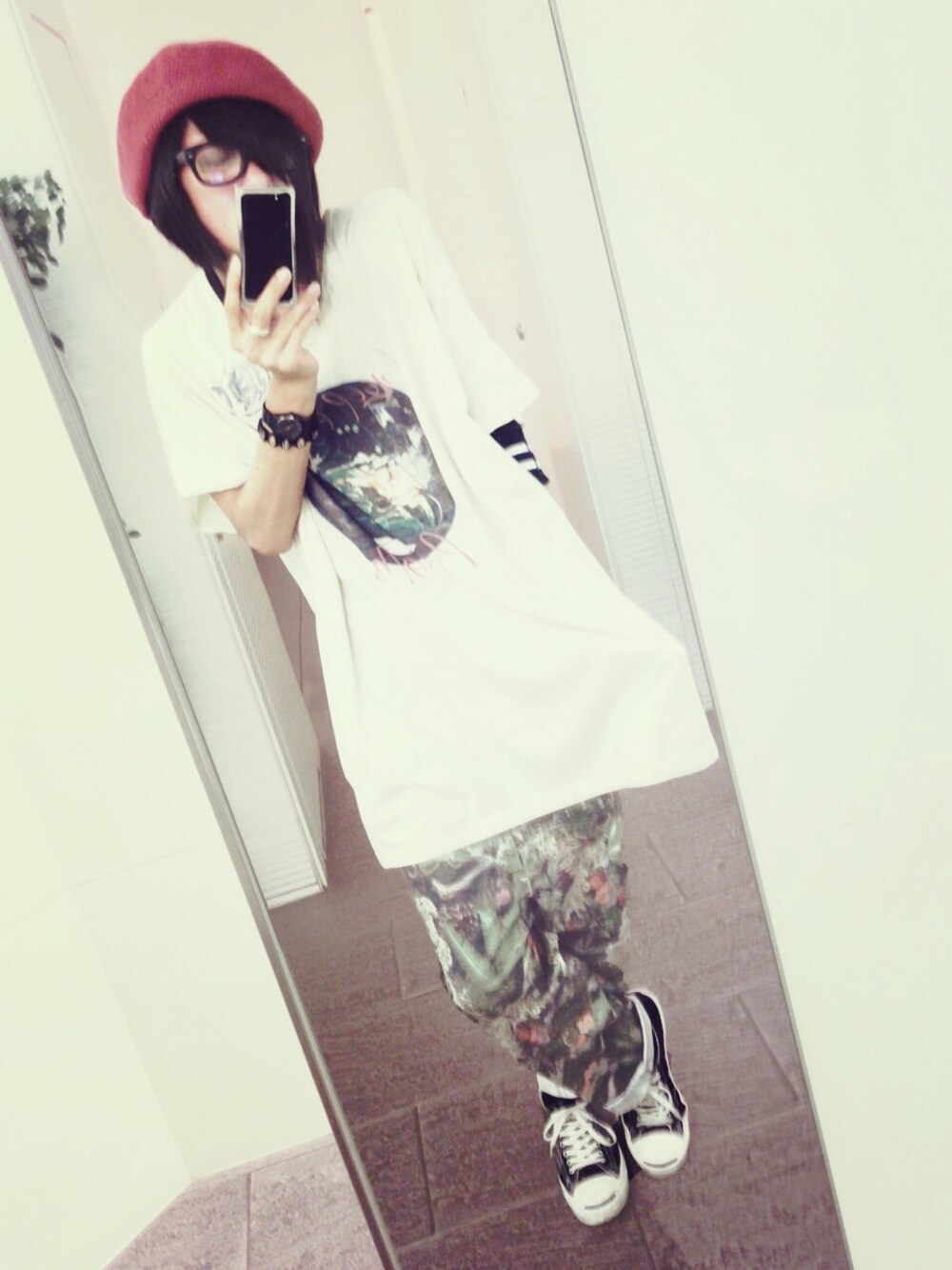 Tシャツ/カットソー、その他のその他パンツ、スニーカーを着用したメンズの夏コーディネートの1枚目の写真