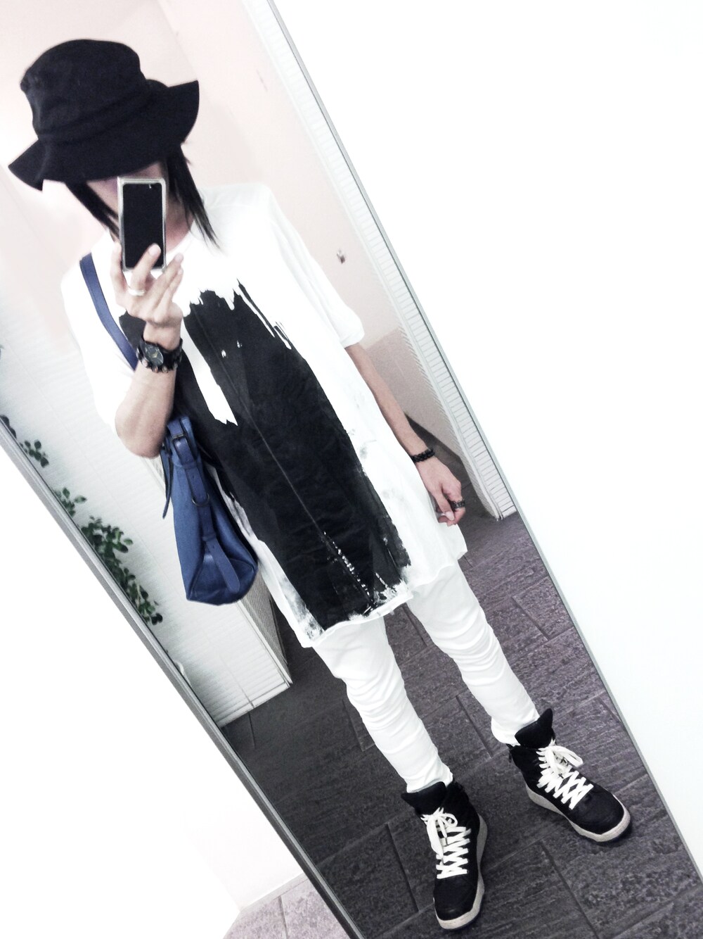 ホワイト系のTシャツ/カットソー、ホワイト系のデニムパンツ、スニーカーを着用したメンズの夏コーディネートの1枚目の写真