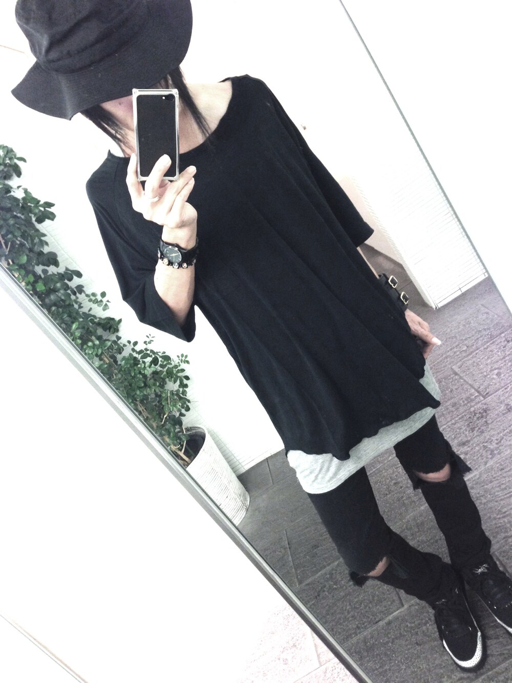 ブラック系のスニーカー、その他を着用したメンズの夏コーディネートの1枚目の写真