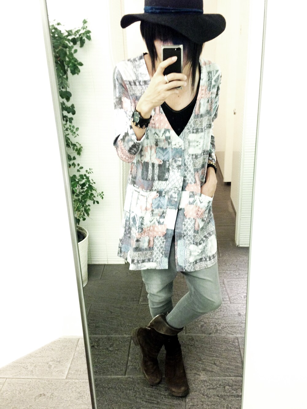 パープル系のシャツ/ブラウス、ブラック系のデニムパンツ、ブラック系のハットを着用したメンズの秋コーディネートの1枚目の写真