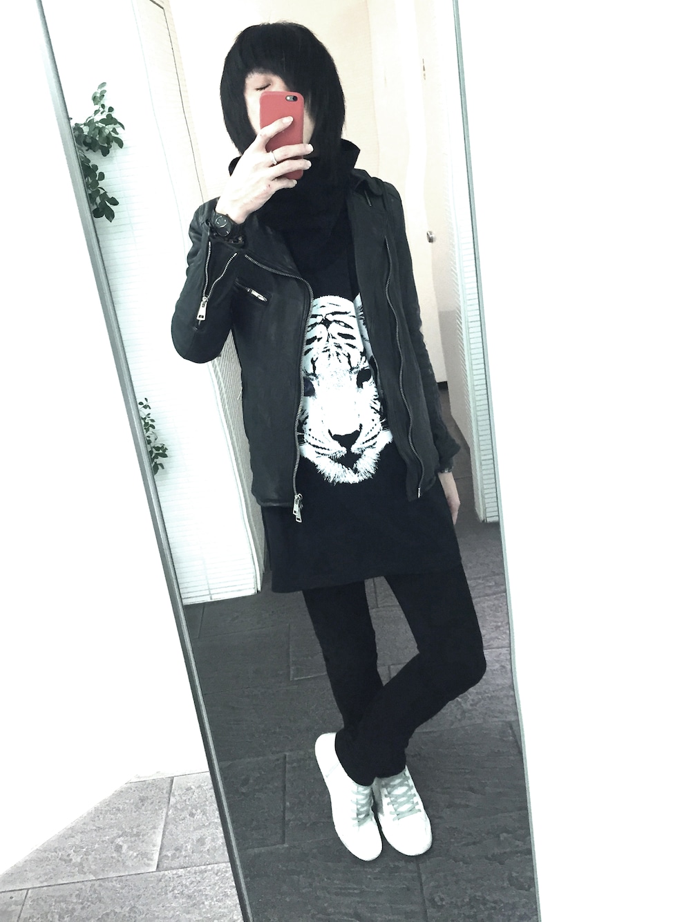 ブラック系のTシャツ/カットソーを着用したメンズの冬コーディネートの1枚目の写真