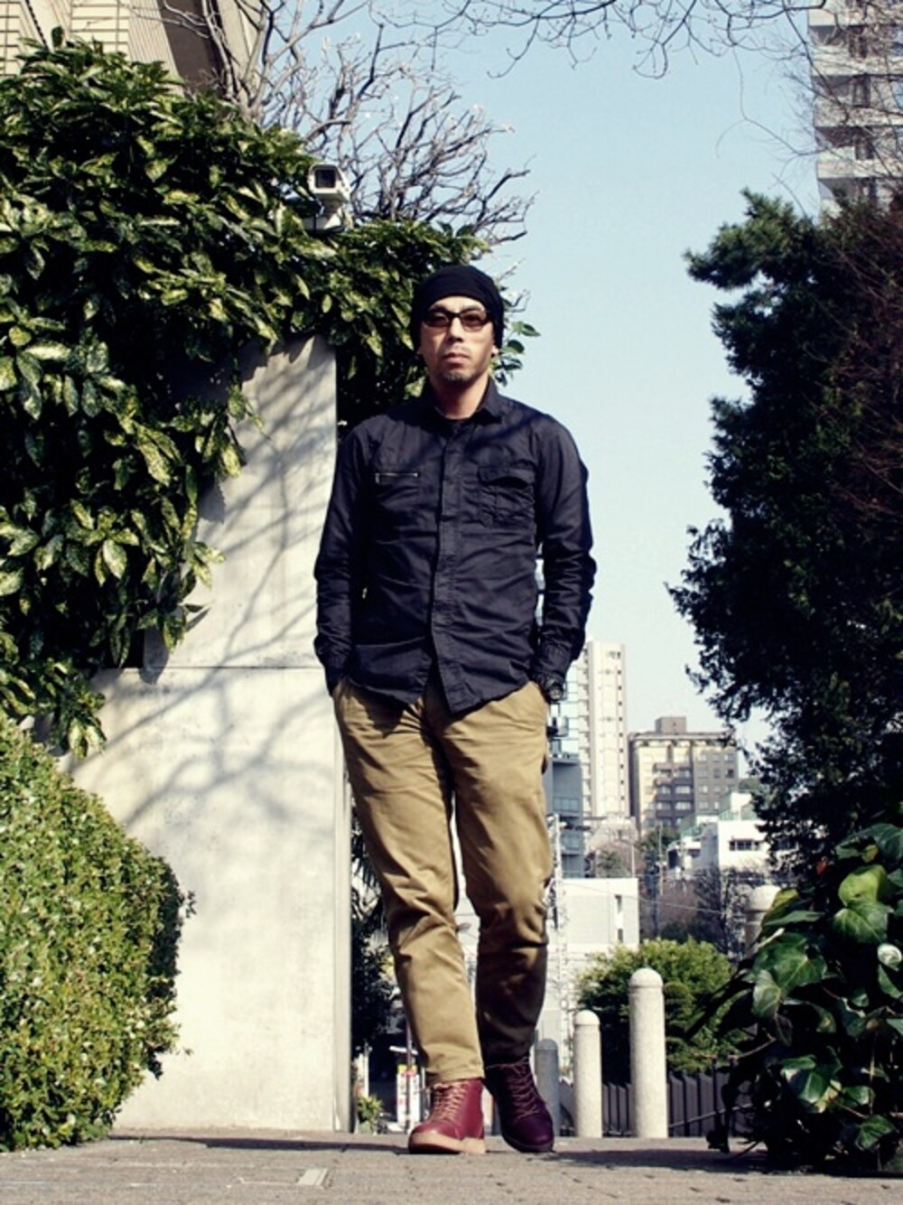 スラックスを着用したメンズの春コーディネートの1枚目の写真