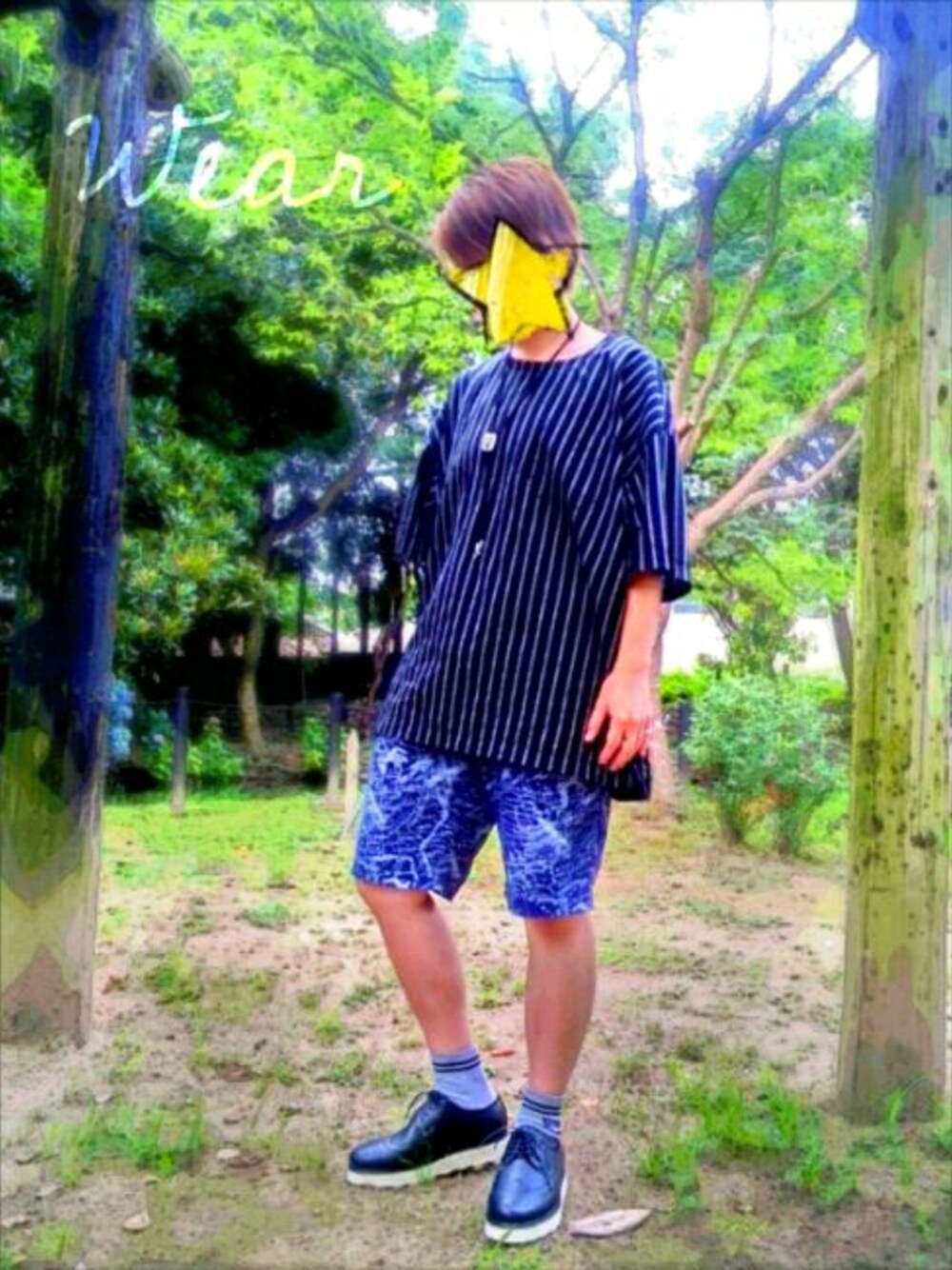 ブラック系のシャツ/ブラウス、その他のその他シューズ、ブルー系のその他パンツを着用したメンズの夏コーディネートの1枚目の写真
