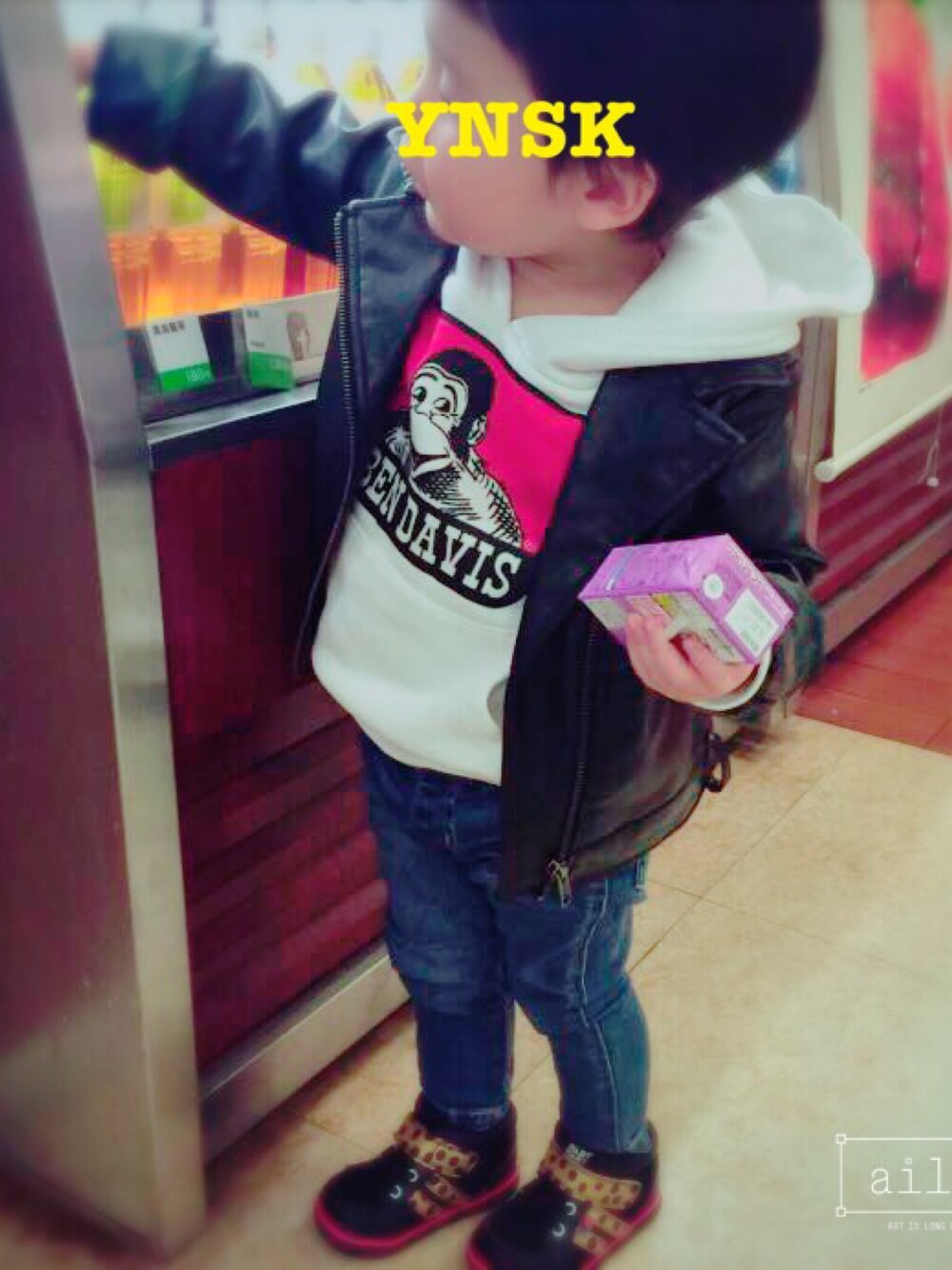 「おでかけコーデ、BEN DAVIS、ライダース」｜「BEN DAVISの【Ben Davis】プリントパーカー（パーカー、ホワイト系）」を使った、h❤︎tmyさん（キッズ・90cm）の冬コーディネートの1枚目の写真