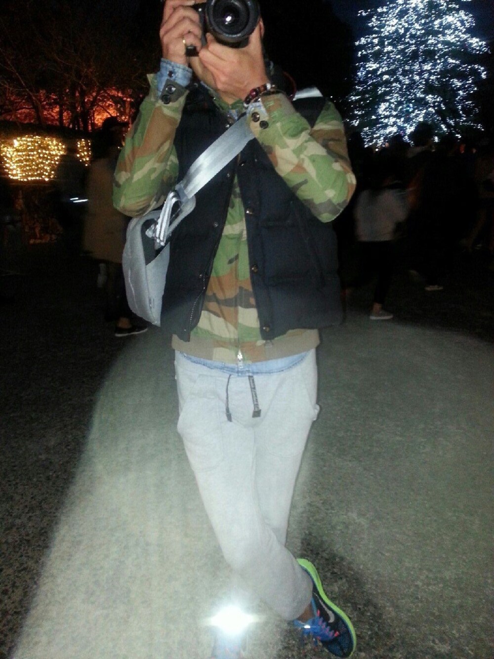 ブルー系のシャツ/ブラウス、グリーン系のブルゾン、ブラック系のダウンベストを着用したメンズの春コーディネートの1枚目の写真