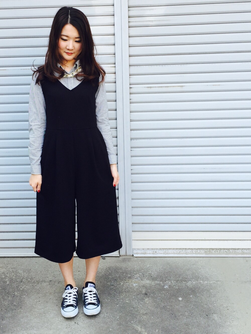 「スニーカー、オールスター、カジュアル、ストライプ、ストライプシャツ、NATURAL BAUTY BASIC、大人カジュアル、オーバーオール、オールインワン、ドラフトLF」｜「LOWRYS FARMのアイテム（シャツ/ブラウス、その他）」を使った、Chasoさん（レディース・160cm）の冬コーディネートの1枚目の写真