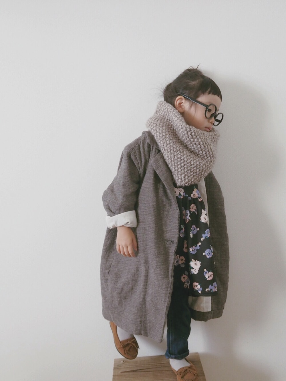 グレー系のジャケット/アウター、ブラック系のワンピース、その他のその他を着用したキッズの冬コーディネートの1枚目の写真