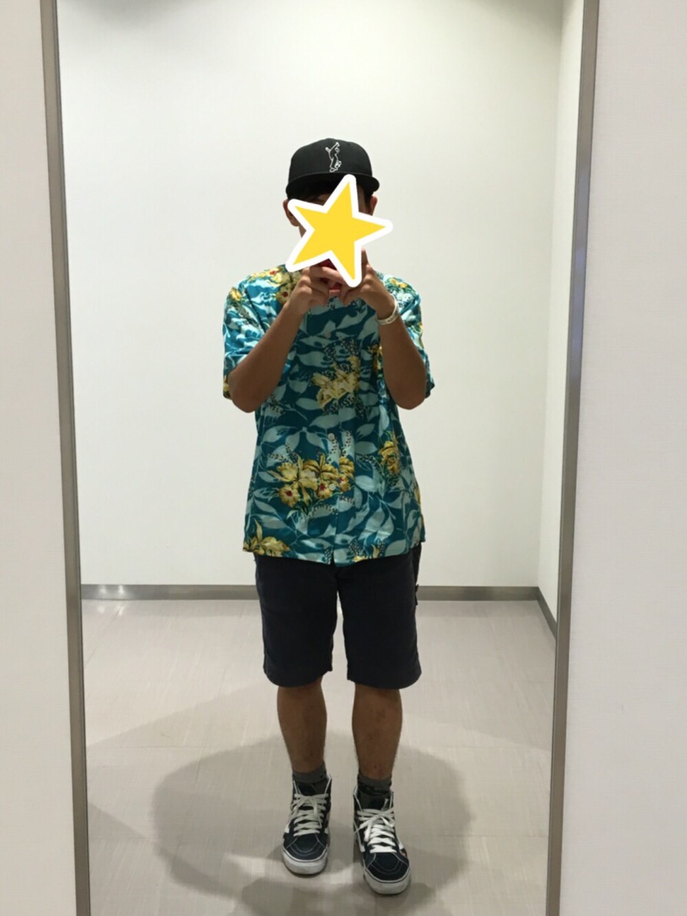 「アロハシャツ、夏、キャップ、VANS、NEW ERA、ハワイ」｜「VANSのアイテム（スニーカー、ブルー系）」を使った、RYUNOSHINさん（メンズ・161cm）の春コーディネートの1枚目の写真