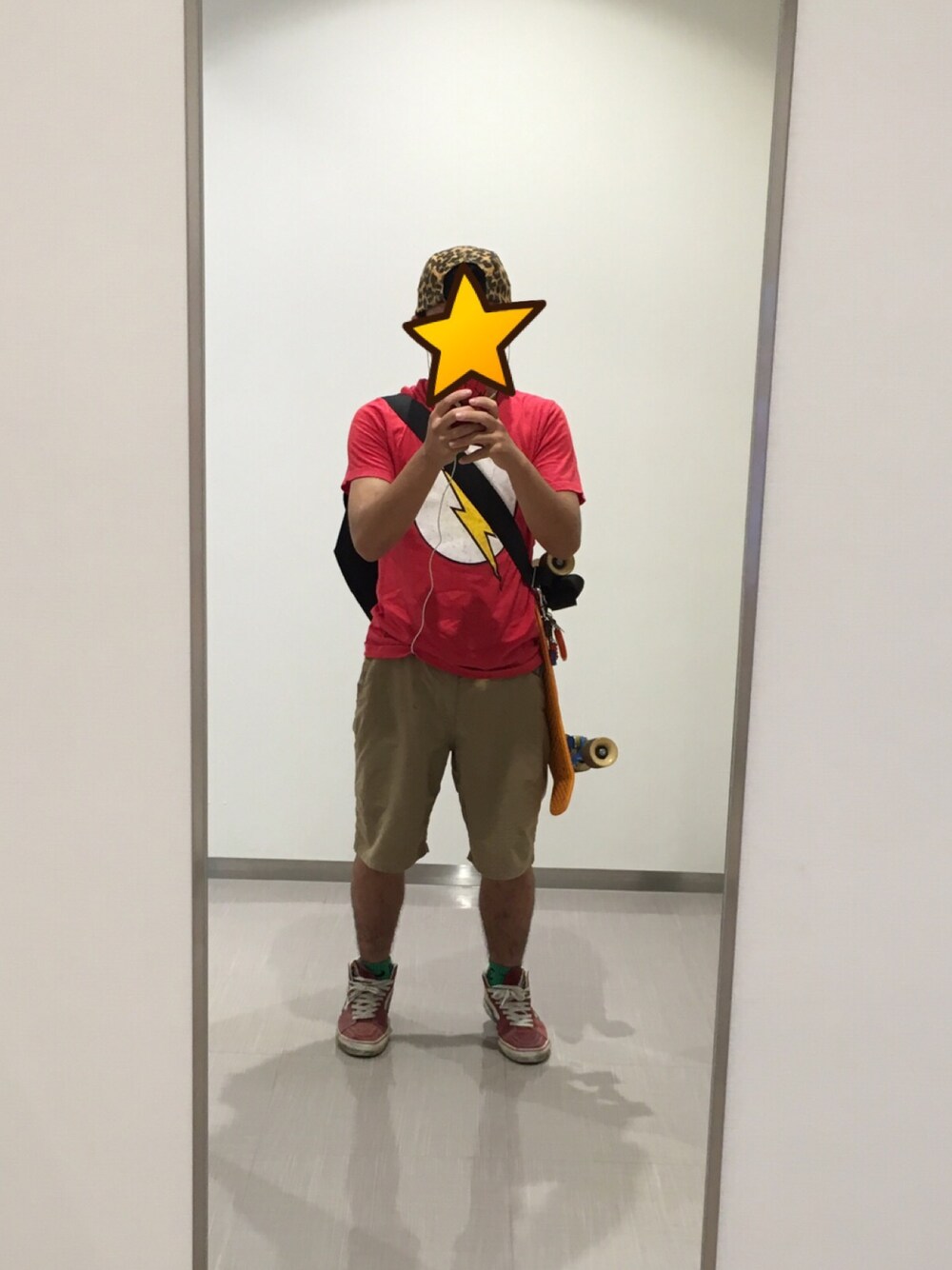 「夏コーデ、ストリート、赤Tシャツ、チノパン、メッセンジャーバッグ、スケボー、スニーカー、ジェットキャップ」｜「OLD NAVYのアイテム（Tシャツ/カットソー、レッド系）」を使った、RYUNOSHINさん（メンズ・161cm）の夏コーディネートの1枚目の写真