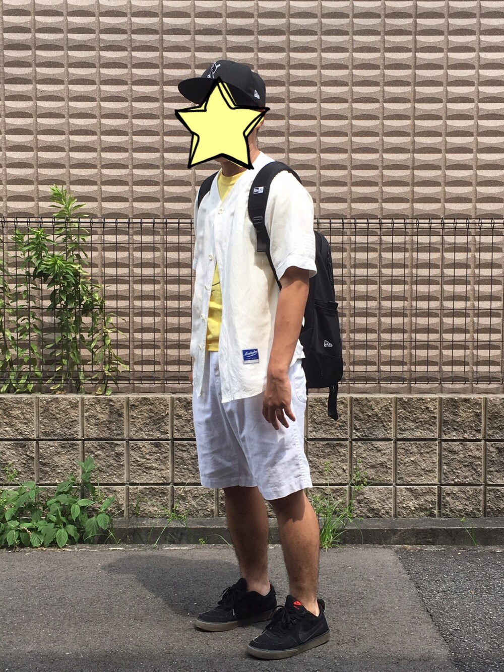 「夏コーデ、ハーフパンツ、NIKE、ベースボールキャップ、ベースボールシャツ、白パンツ、白、NEW ERA、リュック、黄色×白」｜「NIKEのアイテム（スニーカー、ブラック系）」を使った、RYUNOSHINさん（メンズ・161cm）の夏コーディネートの1枚目の写真