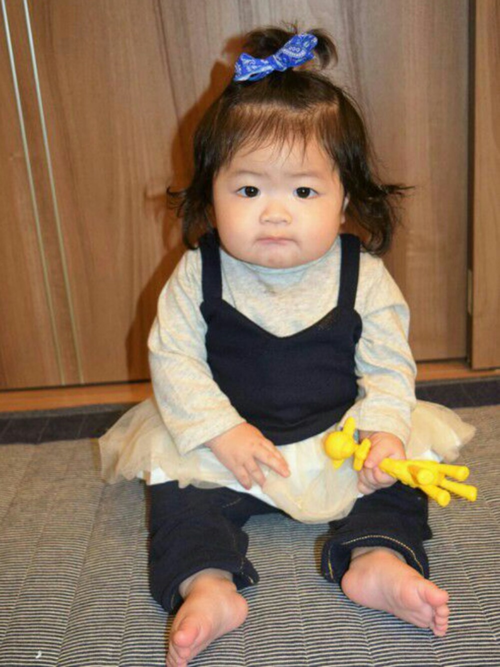 ブルー系のチュニック、ブルー系のデニムパンツを着用したキッズの秋コーディネートの1枚目の写真