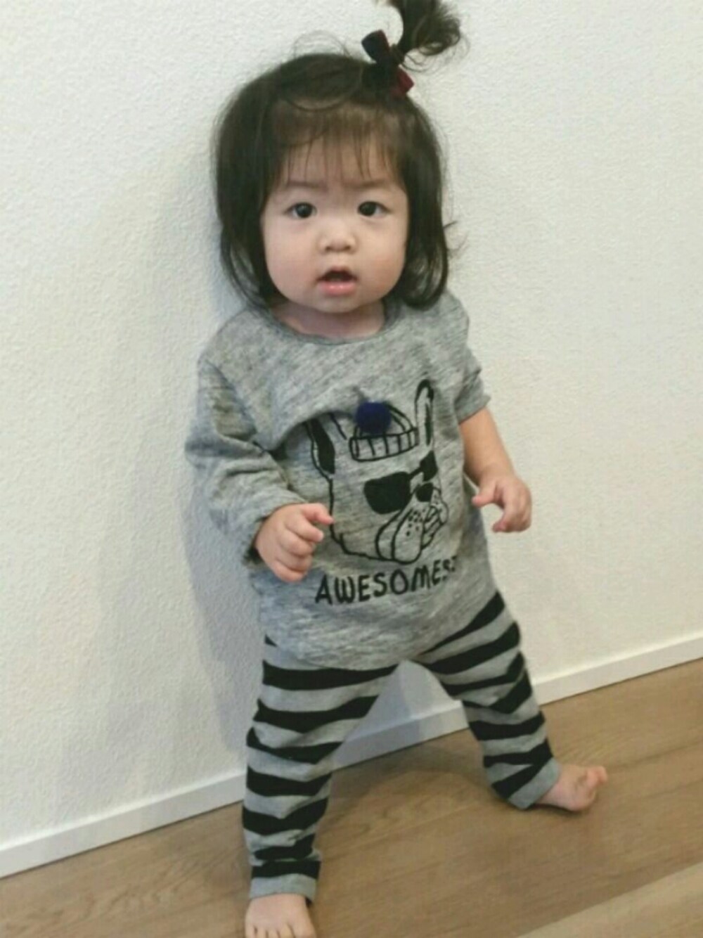 「赤ちゃん、赤ちゃんコーデ、お家スタイル、０歳、9ヶ月、プティマイン、UNIQLO、ラフコーデ、下膨れBABY、ちびボーダー族」｜「petit mainのニット帽ブルドッグ長袖Tシャツ（Tシャツ/カットソー、グレー系）」を使った、hima♬*ﾟさん（キッズ・70cm）の秋コーディネートの1枚目の写真