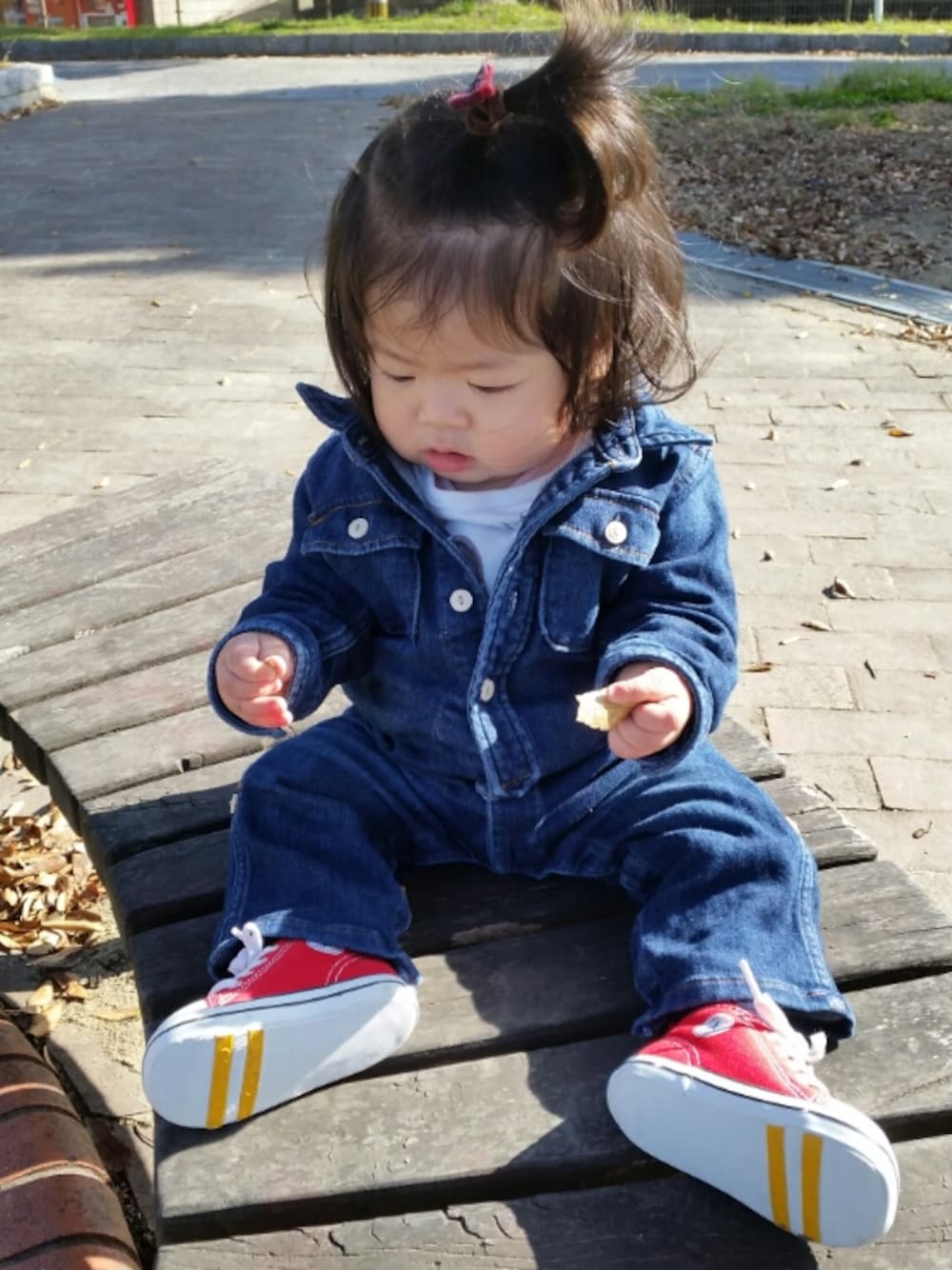 「赤ちゃん、赤ちゃんコーデ、０歳、10ヶ月、babygap、デニム、コンバース、赤コンバース、下膨れBABY」｜「babyGAPのアイテム（つなぎ/オールインワン、ブルー系）」を使った、hima♬*ﾟさん（キッズ・70cm）の秋コーディネートの1枚目の写真