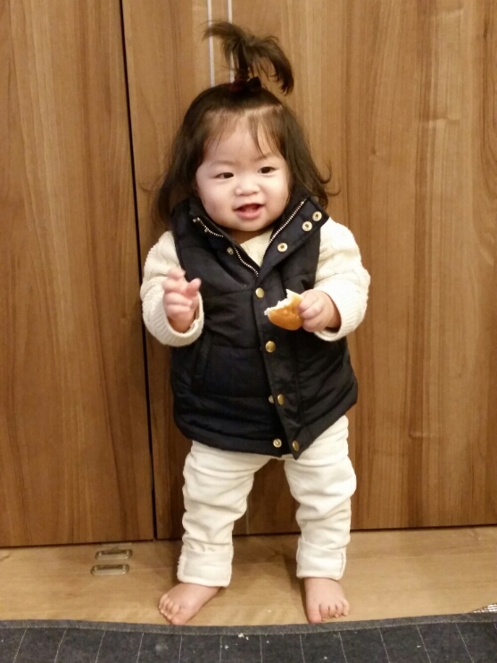 「赤ちゃん、赤ちゃんコーデ、０歳、10ヶ月、プティマイン、babygap、ホワイトコーデ、ダウンベスト、下膨れBABY」｜「babyGAPのアイテム（ニット/セーター、ホワイト系）」を使った、hima♬*ﾟさん（キッズ・70cm）の秋コーディネートの1枚目の写真