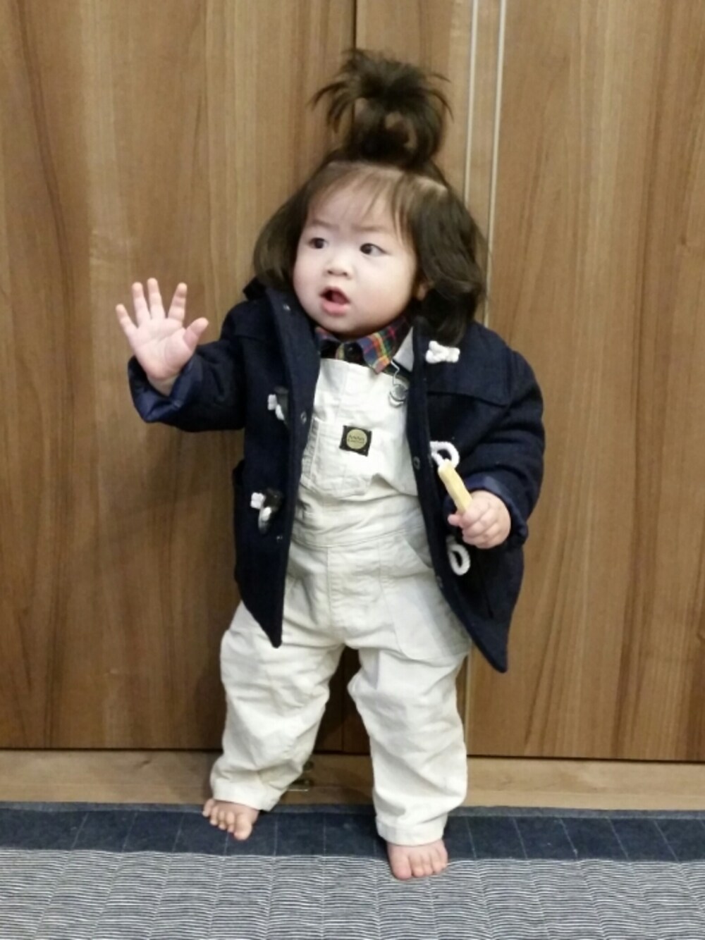 「赤ちゃん、赤ちゃんコーデ、０歳、10ヶ月、babygap、サロペット、ダッフルコート、チェックシャツ、下膨れBABY」｜「babyGAPのアイテム（ダッフルコート、ブラック系）」を使った、hima♬*ﾟさん（キッズ・70cm）の秋コーディネートの1枚目の写真