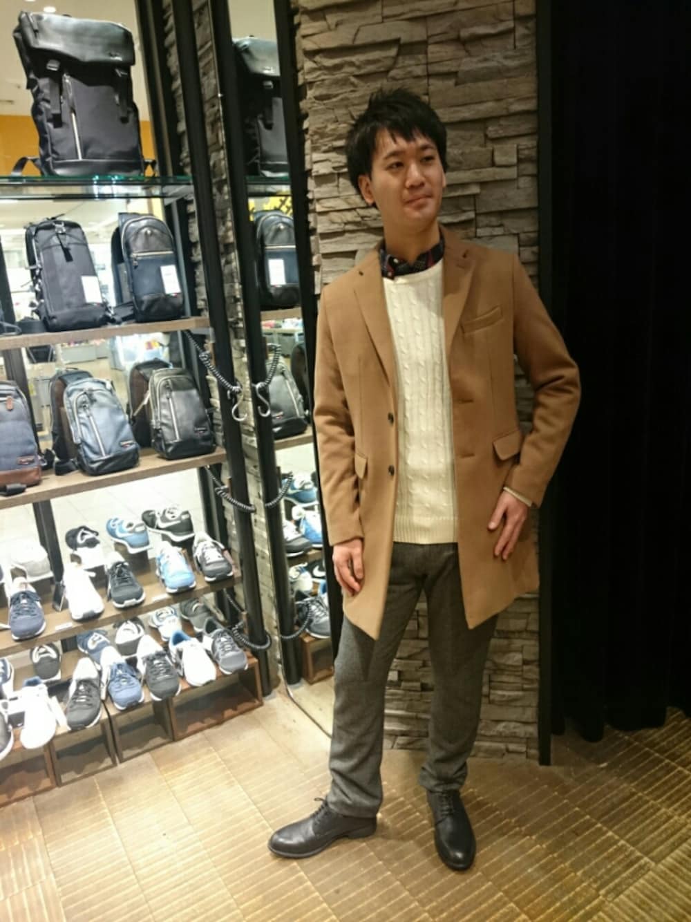 ホワイト系のニット/セーター、ブルー系のブーツ、レッド系のシャツ/ブラウスを着用したメンズの秋コーディネートの1枚目の写真