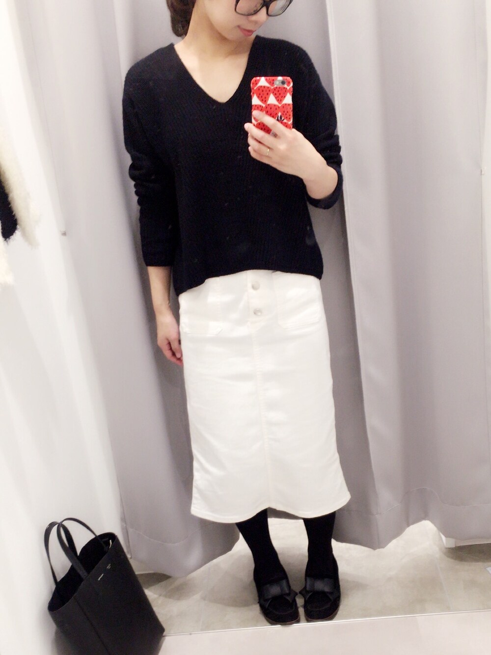 ホワイト系のスカート、ブルー系のニット/セーター、ブラック系のドレスシューズを着用したレディースの秋コーディネートの1枚目の写真