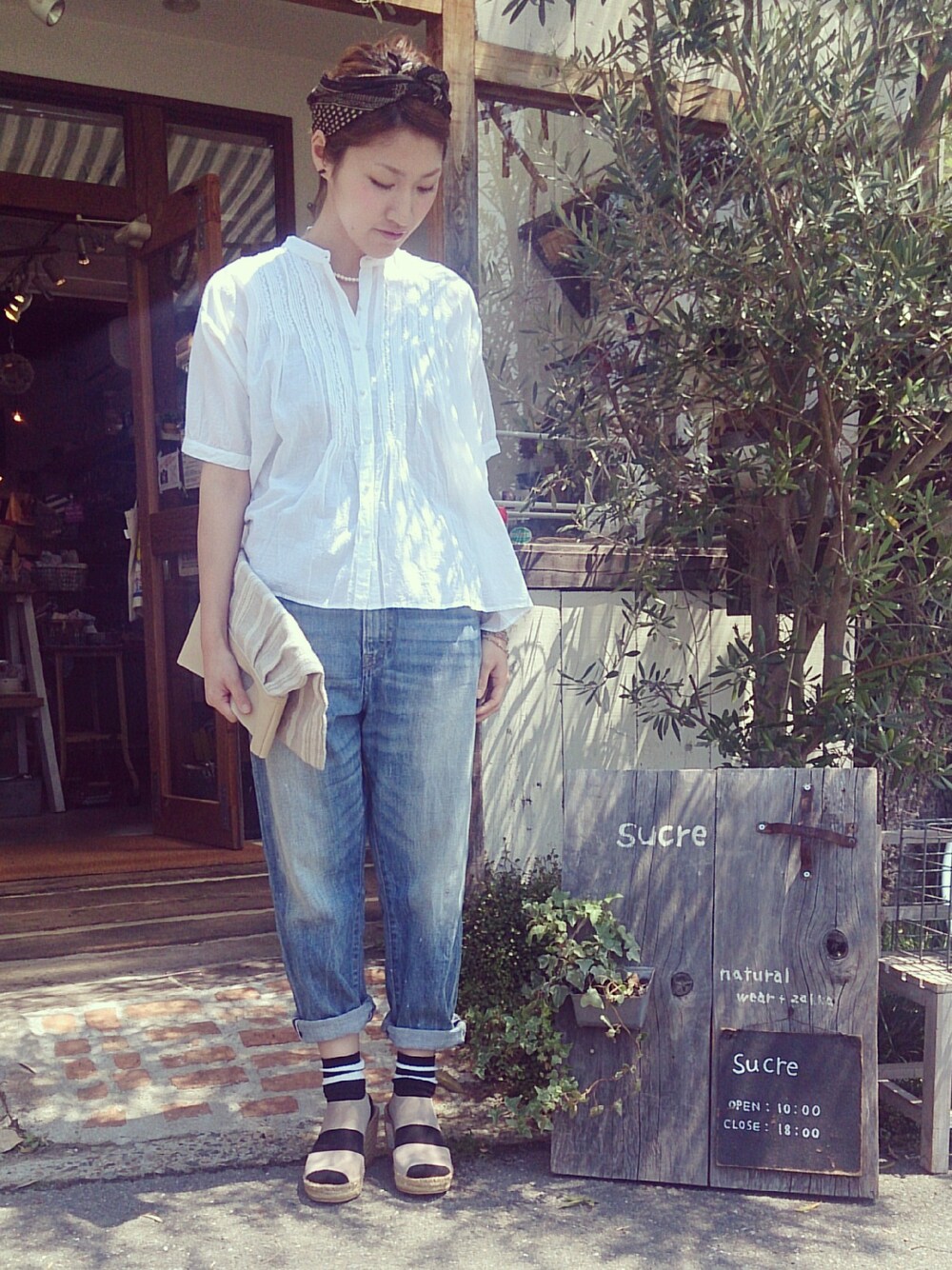 ブルー系のデニムパンツ、ホワイト系のシャツ/ブラウスを着用したレディースの春コーディネートの1枚目の写真