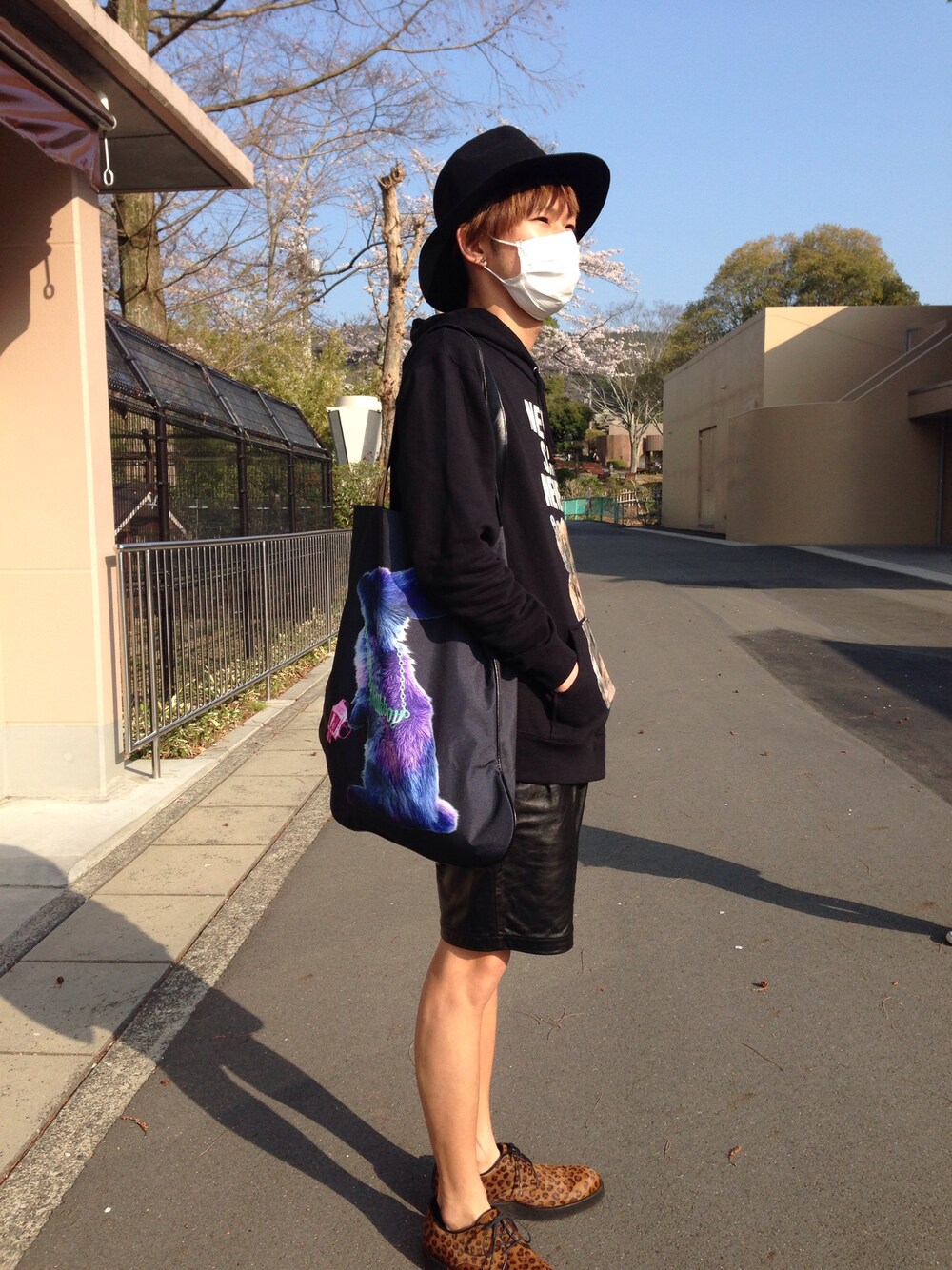 ブラック系のパーカー、ブラック系のその他パンツ、その他のドレスシューズを着用したメンズの春コーディネートの1枚目の写真