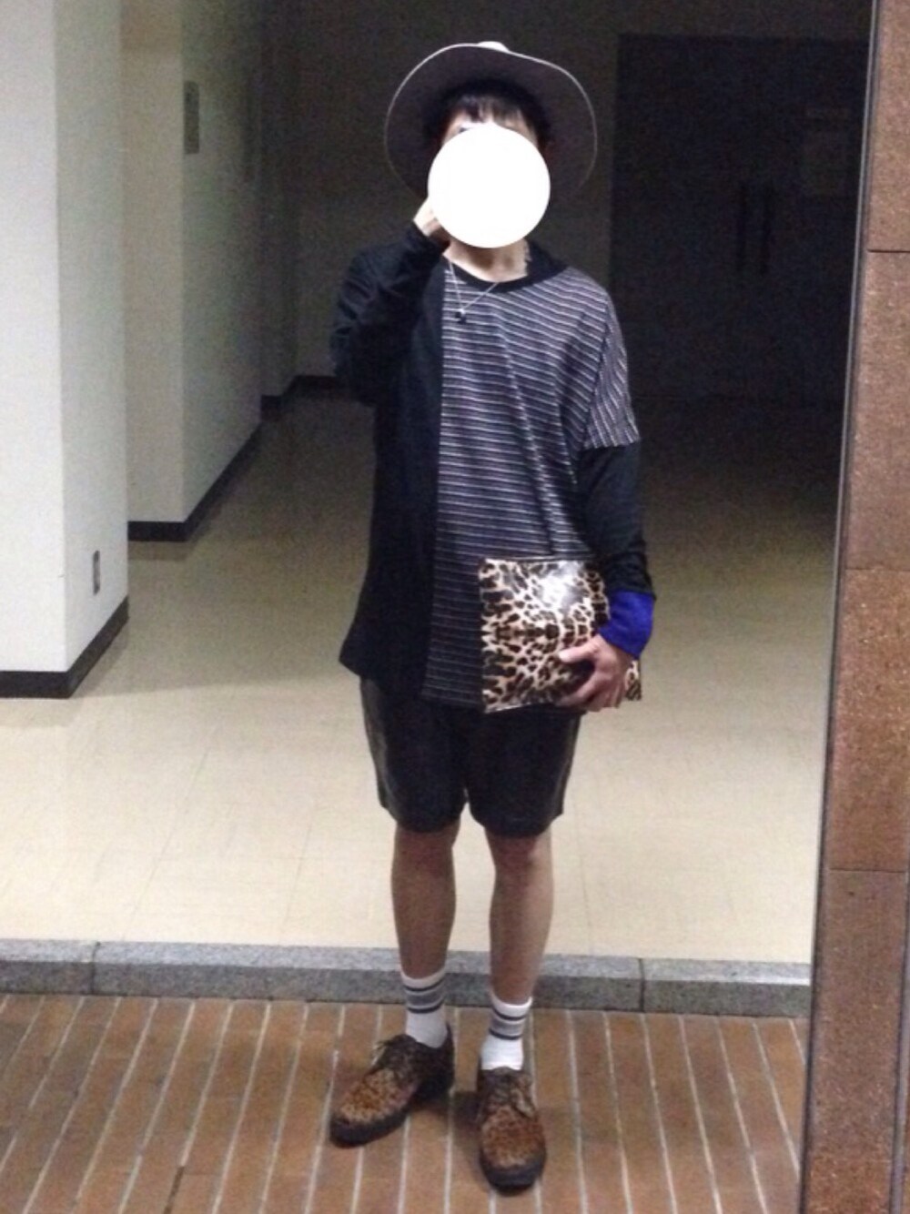 ブラック系のTシャツ/カットソー、ブラック系のその他パンツ、その他のドレスシューズを着用したメンズの春コーディネートの1枚目の写真